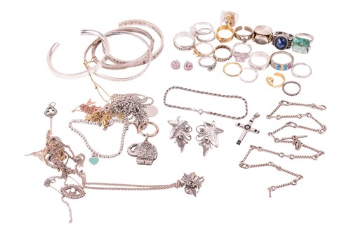 Lot 18 - A small group of silver and bi-colour metal...