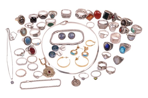 Lot 20 - A quantity of silver and bi-colour metal...