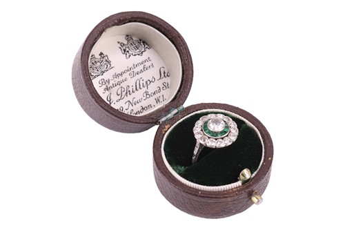 Lot 240 - An Art Deco diamond and emerald target ring,...