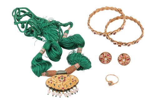 Lot 41 - A small group of jewellery items including two...