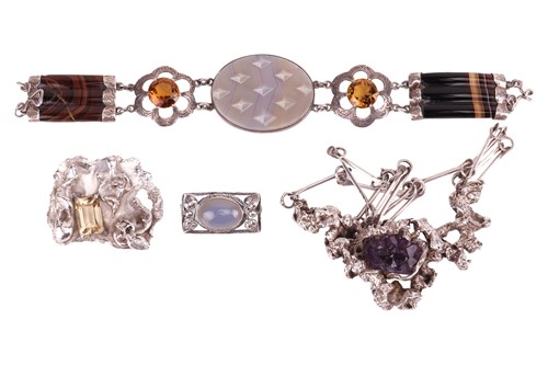 Lot 51 - A collection of jewellery to include; a...