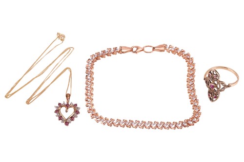 Lot 28 - A group of jewellery; to include a bi-colour...