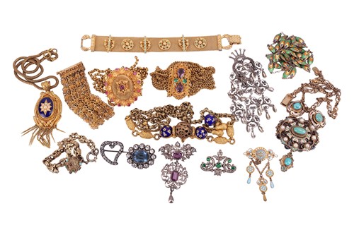 Lot 30 - A quantity of costume jewellery, including...