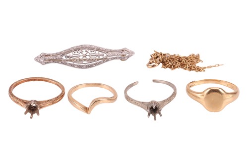 Lot 34 - A small group of jewellery items; comprising a...