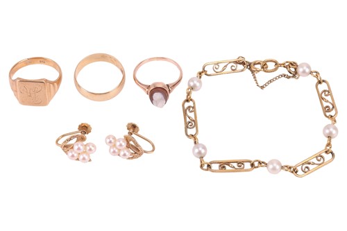 Lot 31 - A small group of jewellery items; comprising a...