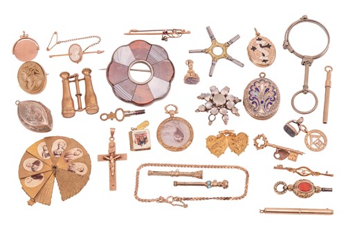 Lot 6 - A Victorian Scottish silver and agate brooch...