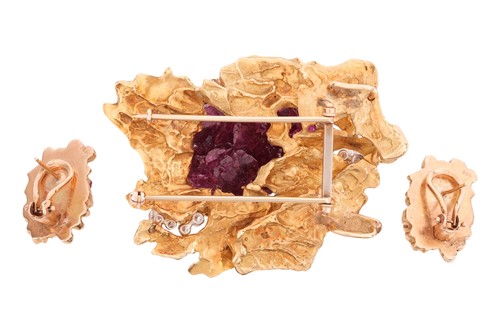 Lot 53 - A Modernist synthetic ruby (Chatham flux-melt)...