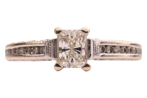 Lot A diamond dress ring in 18ct white gold,...