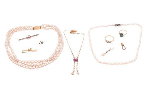 Lot 17 - A small group of jewellery items; to include a...
