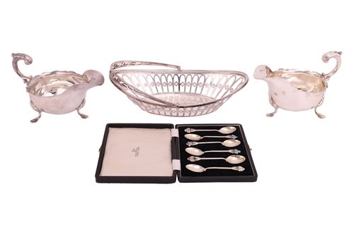 Lot 325 - A pair of Edwardian silver sauce boats, with...
