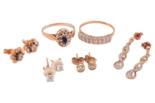 Lot 15 - A small group of jewellery items comprising a...