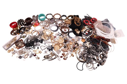 Lot 57 - A large quantity of costume jewellery; to...