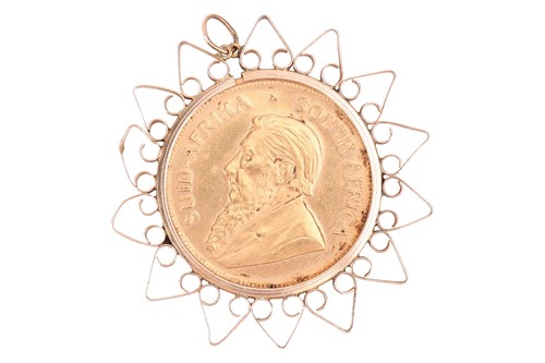 Lot 31 - A Krugerrand in a 9ct gold pendant mount,...