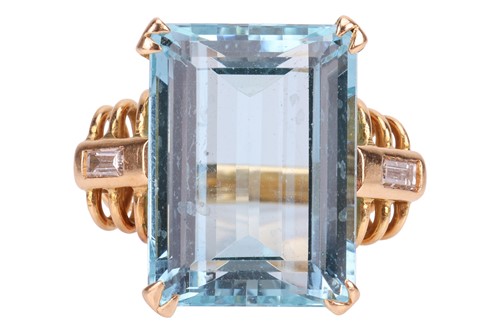 Lot 241 - An aquamarine and diamond cocktail ring,...