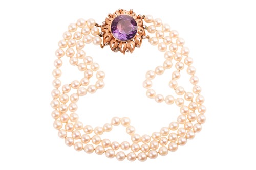 Lot 138 - A cultured pearl choker necklace with a...