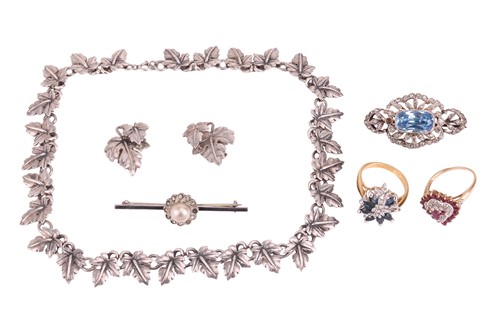 Lot 39 - A small collection of jewellery to include a...