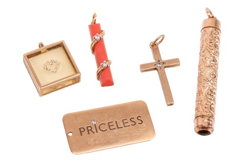 Lot 29 - A small group of jewellery items; comprising a...