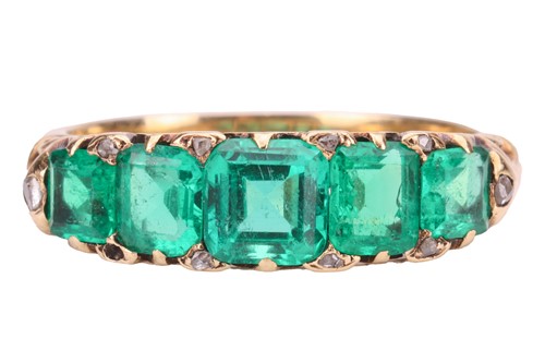 Lot 107 - A late Victorian emerald half-hoop ring,...