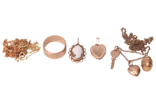 Lot 43 - A small collection of jewellery items;...