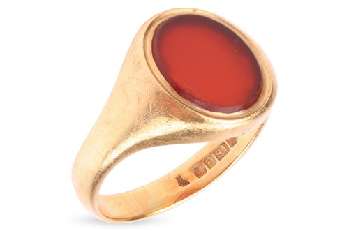 Lot An agate signet ring in 18ct gold, oval ring...