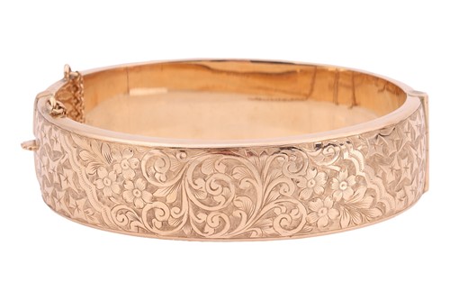 Lot A 9ct gold hinged bangle, with floral, scroll...