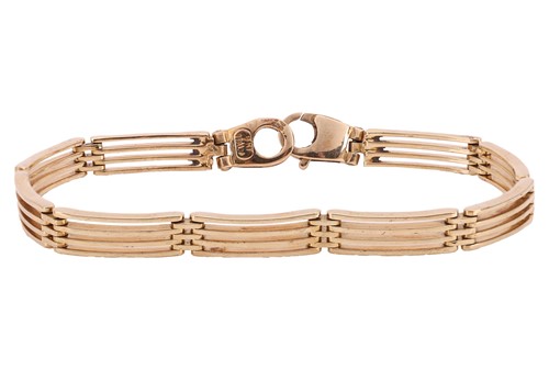 Lot A gate link bracelet in 9ct gold, comprising a...