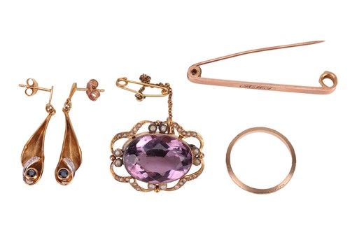 Lot 44 - A small collection of jewellery items, to...