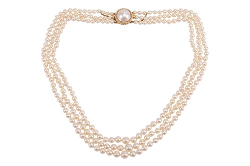 Lot 109 - A graduated cultured pearl necklace,...