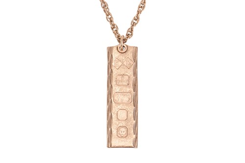 Lot A 9ct gold ingot pendant on chain, the...