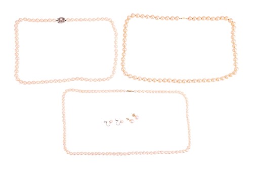 Lot 46 - A group of pearl jewellery to include; a...