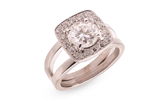 Lot 277 - A diamond cluster ring, with an estimated...