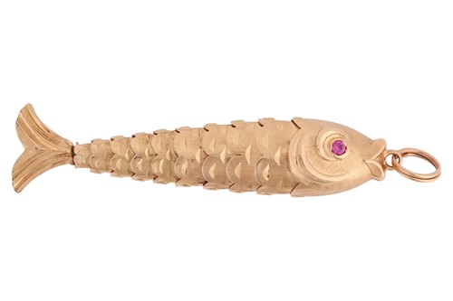 Lot 95 - An articulated fish pendant, the scalloped...
