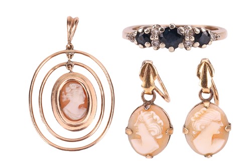 Lot 43 - A small group of jewellery items comprising a...