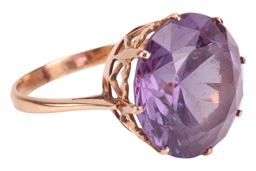 Lot 85 - A synthetic colour-change sapphire cocktail...