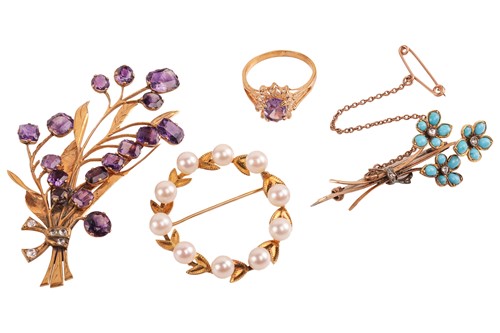 Lot 53 - A small group of jewellery items comprising an...