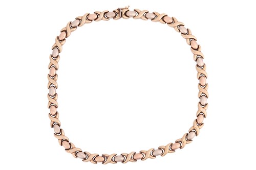Lot 111 - A link necklace in three-toned 9ct gold,...