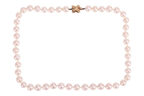 Lot 156 - A single strand cultured pearl necklace,...