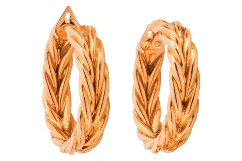 Lot A pair of hoop earrings, in braided design,...