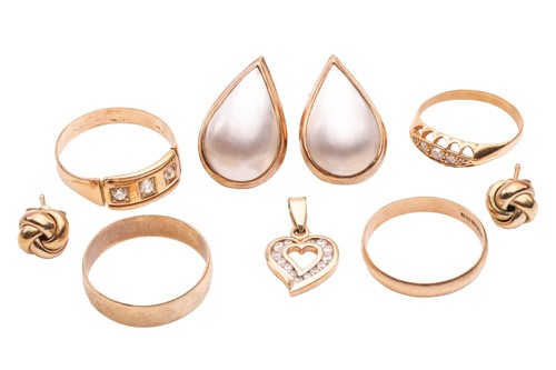 Lot 162 - A small group of jewellery items; comprising a...