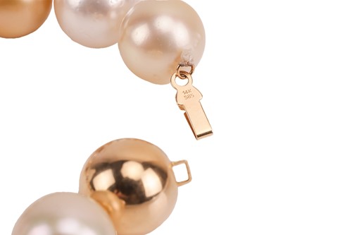 Lot A cultured South Sea pearl necklace,...