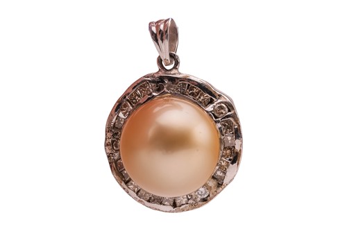 Lot A cultured golden South Sea pearl pendant,...