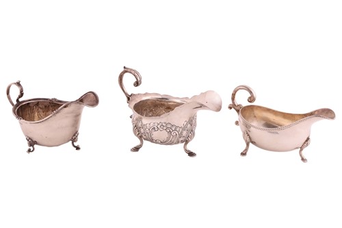 Lot 432 - A George III-style silver gravy boat,...