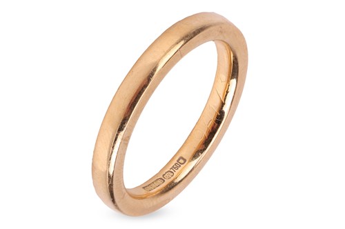 Lot A wedding band in 18ct yellow gold, comprising...