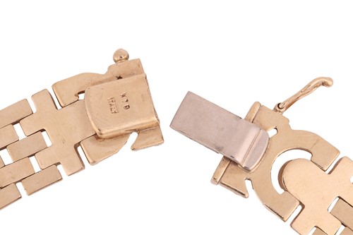 Lot A two-toned brick link necklace in 9ct gold,...