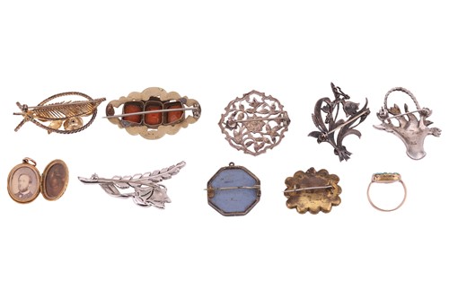 Lot 16 - A small collection of mourning jewellery and...