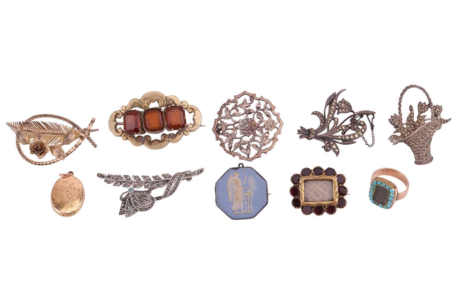 Lot 16 - A small collection of mourning jewellery and...