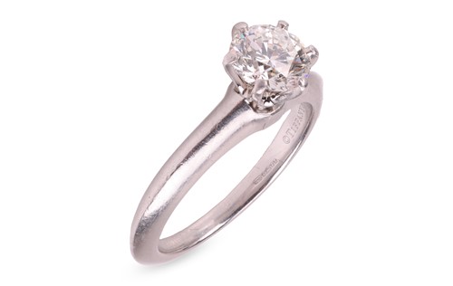 Lot Tiffany & Co – A diamond solitaire ring,...