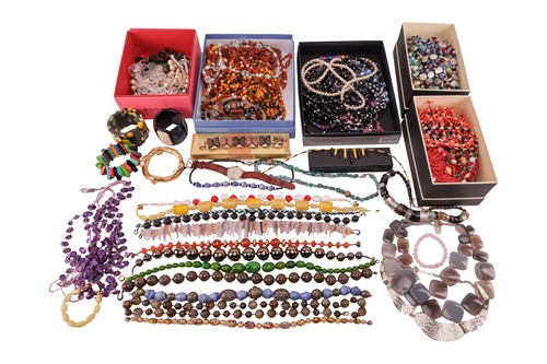 Lot 35 - A large quantity of costume jewellery; to...