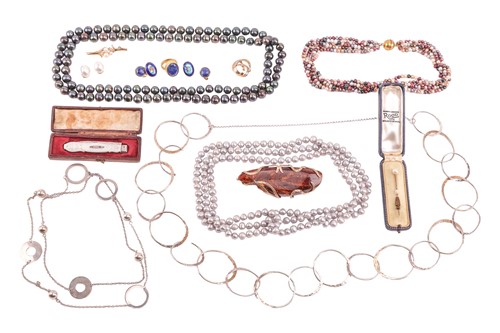 Lot 28 - A collection of jewellery to include; three...