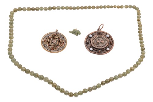 Lot 19 - A small group of jewellery items comprising a...